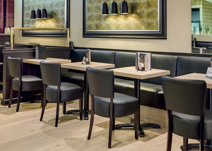 Salle de restaurant embellie avec banquettes et suspensions
